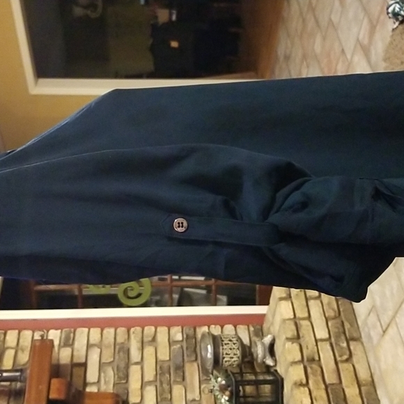 🌺NEW YORK & COMPANY V-neck- Roll-Sleeve Button-Down - Picture 4 of 12